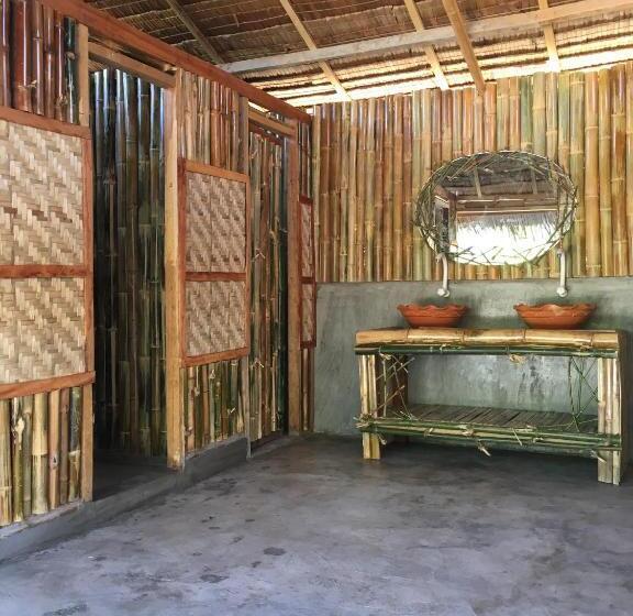 Love Shack Hostel & Cafe