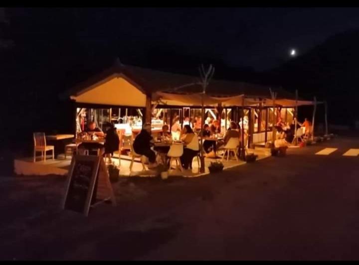 مبيت وإفطار Les Roches Restaurant & Chambre D Hotes