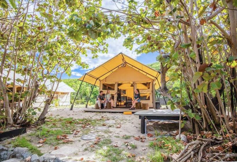 هتل Barefoot Kuata Island Resort