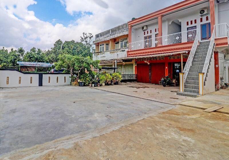 Otel Oyo 91203 Naufal Residence Syariah