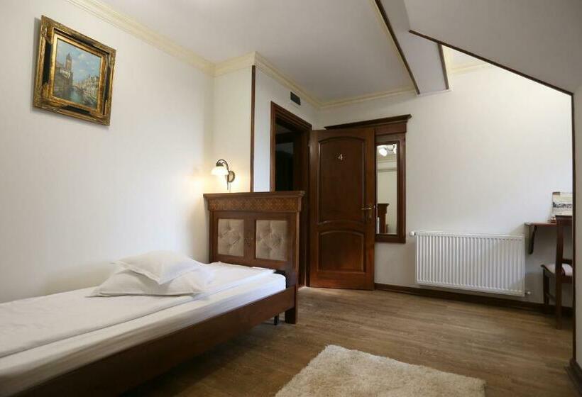 호텔 Pensiunea Trei Pini