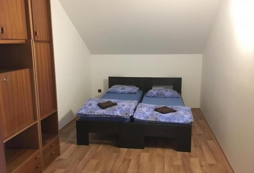 הוסטל Restaurace U Kostela