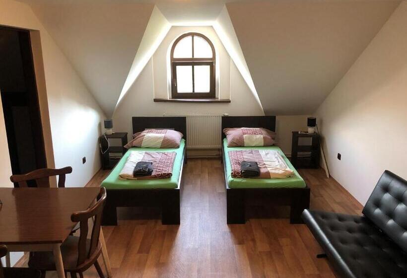 הוסטל Restaurace U Kostela