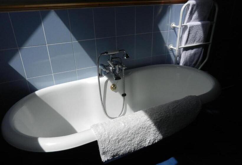 Cilwen Country House Bed And Breakfast