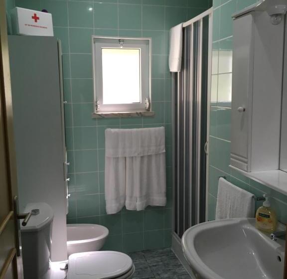 فندق Adelaide House