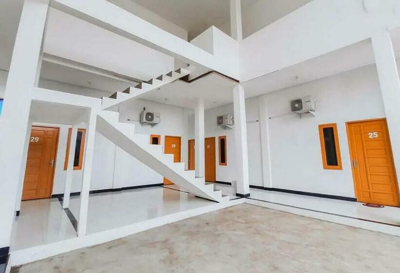 ホテル Reddoorz At Permana Homestay Near Supadio Airport Pontianak