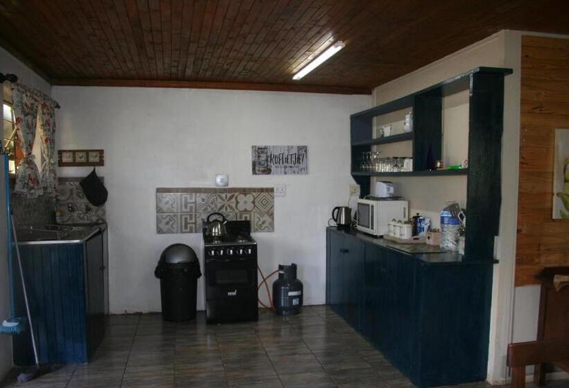 בית מלון כפרי Suikerbosskuur Rondavel & Chalet