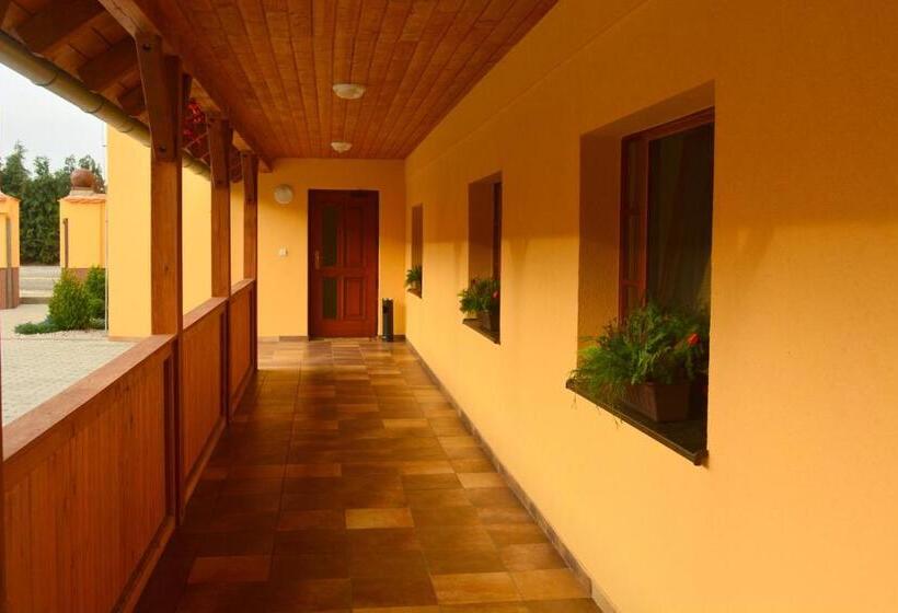 بنسيون Penzion Farma Dvorec