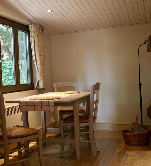 Пансион Under Oaks