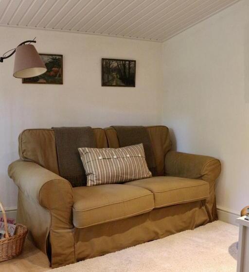 Пансион Under Oaks