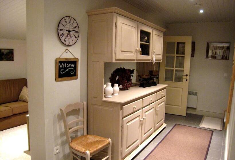 Пансион Under Oaks