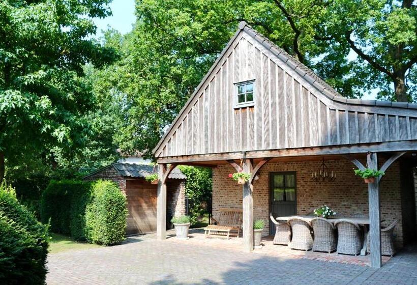 Пансион Under Oaks