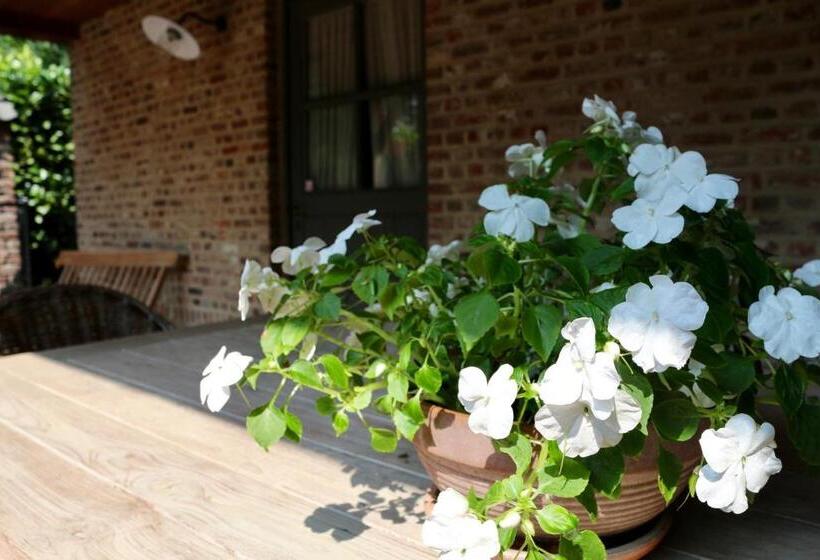 Пансион Under Oaks