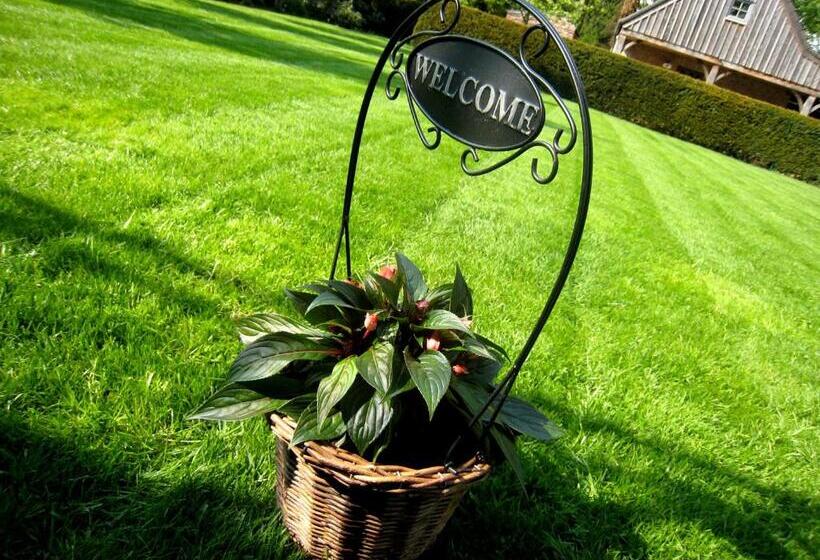 Пансион Under Oaks