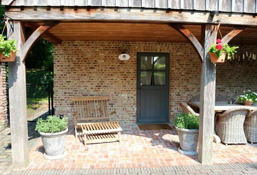 Пансион Under Oaks