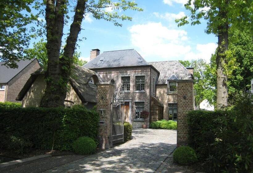 Пансион Under Oaks