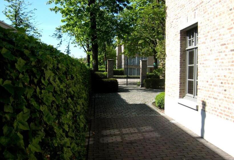 Пансион Under Oaks