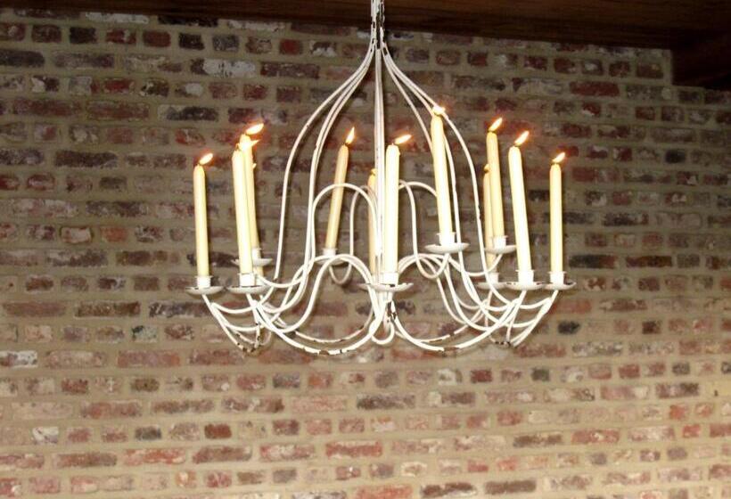 Пансион Under Oaks