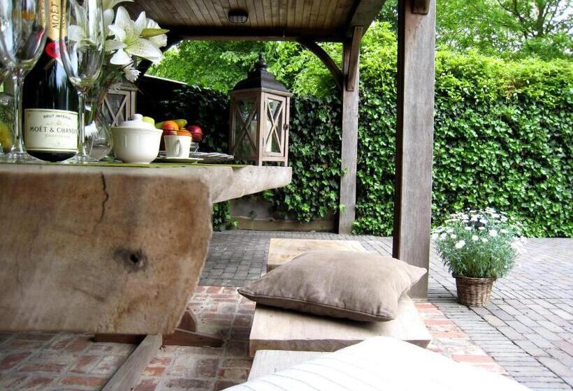 Пансион Under Oaks