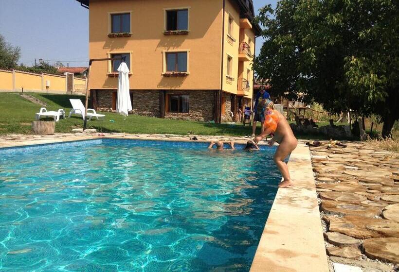 پانسیون Villa Aya