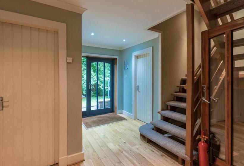 منتجع Loch Tay Highland Lodges And Glamping Park