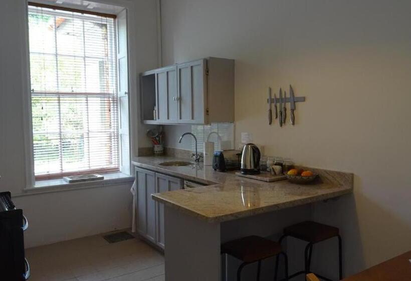 Bed and Breakfast Castlehacket House