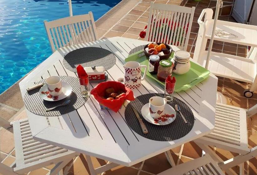 צימר La Petite Maison   L Ouche Charlot