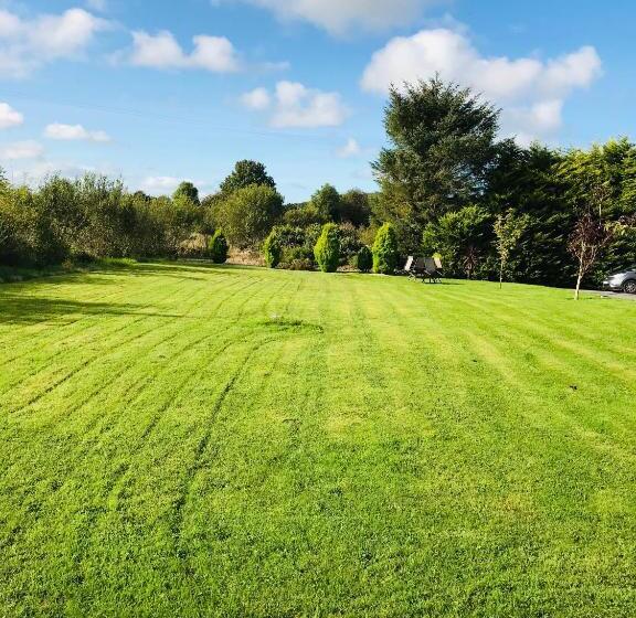 Hillcrest Farmhouse Bed & Breakfast