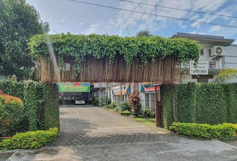 ホテル Angrumba Family Homestay Near Rsud Caruban Mitra Reddoorz
