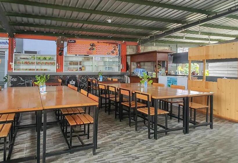 בית מלון כפרי Angrumba Family Homestay Near Rsud Caruban Mitra Reddoorz