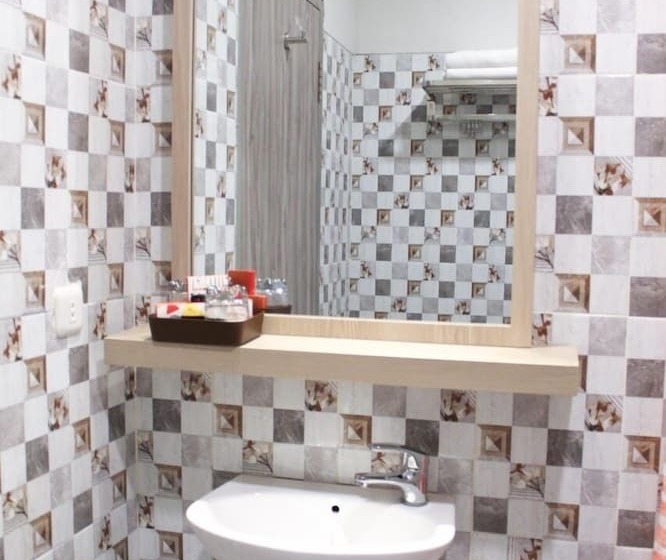 هتل Front One Budget Abepura