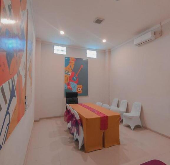 هتل Front One Budget Abepura