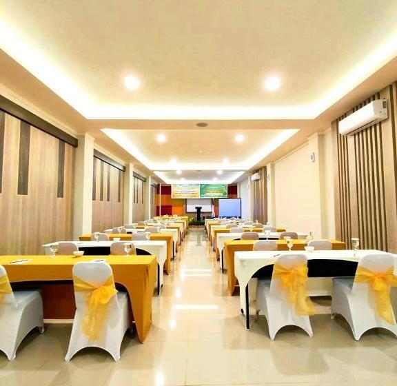 هتل Front One Budget Abepura