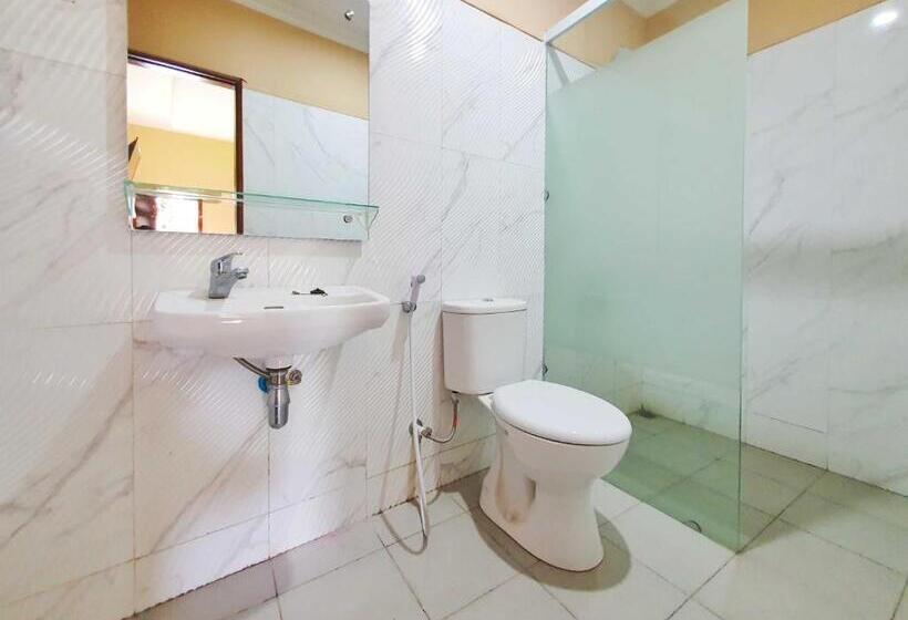 בית מלון כפרי Graha Adi Karya Syariah Kartasura Redpartner