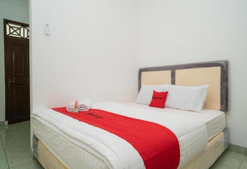 فندق Reddoorz Near Bundaran Ciceri