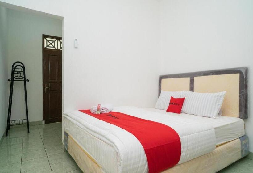 فندق Reddoorz Near Bundaran Ciceri