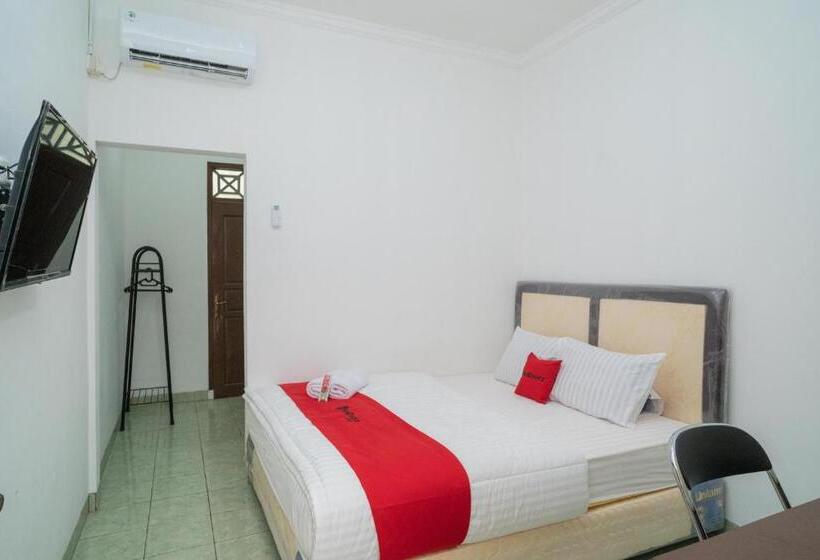 فندق Reddoorz Near Bundaran Ciceri