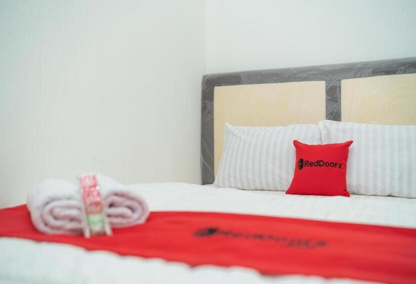 فندق Reddoorz Near Bundaran Ciceri