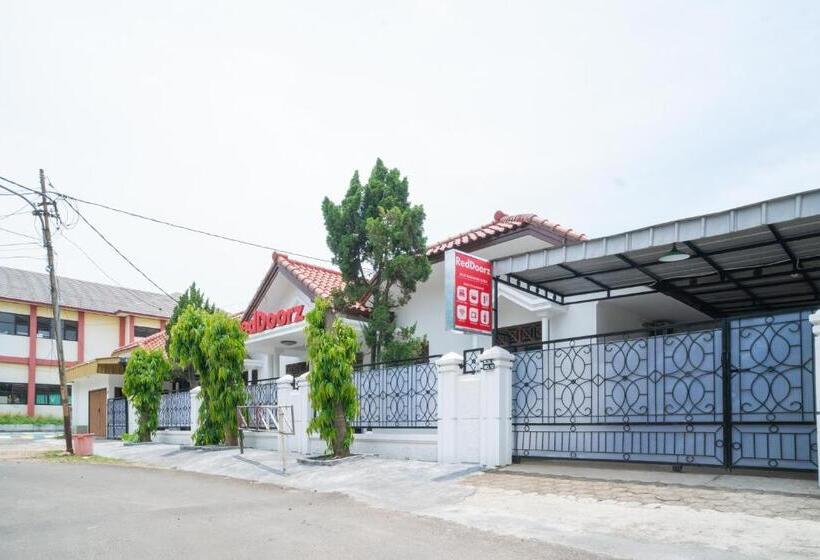 فندق Reddoorz Near Bundaran Ciceri