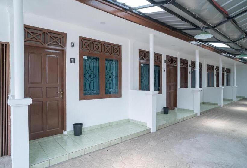فندق Reddoorz Near Bundaran Ciceri