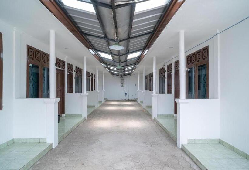 فندق Reddoorz Near Bundaran Ciceri