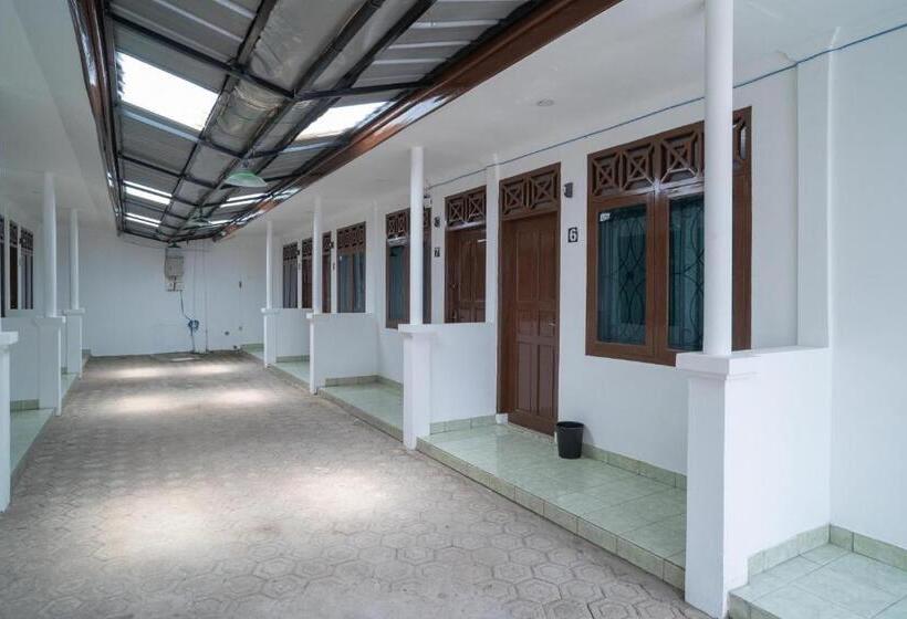 فندق Reddoorz Near Bundaran Ciceri