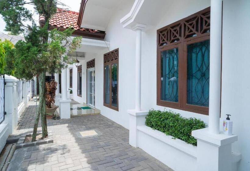 فندق Reddoorz Near Bundaran Ciceri