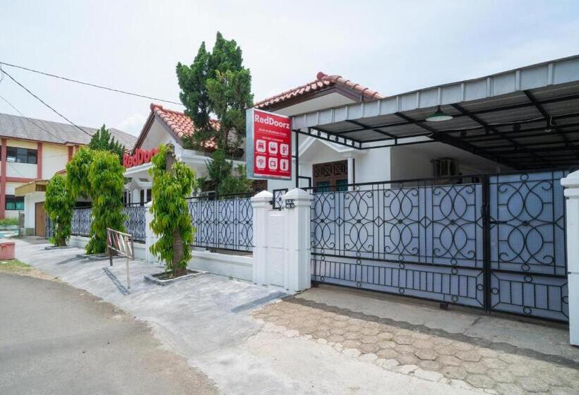 فندق Reddoorz Near Bundaran Ciceri
