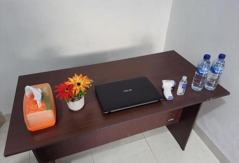 ホテル Reddoorz Syariah At Labuhan Maringgai Lampung