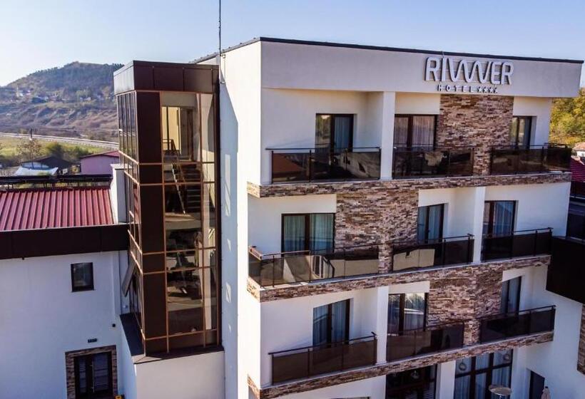 ホテル River