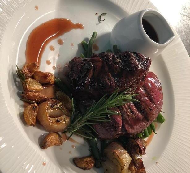 בית מלון כפרי The Scotts Arms Village Inn