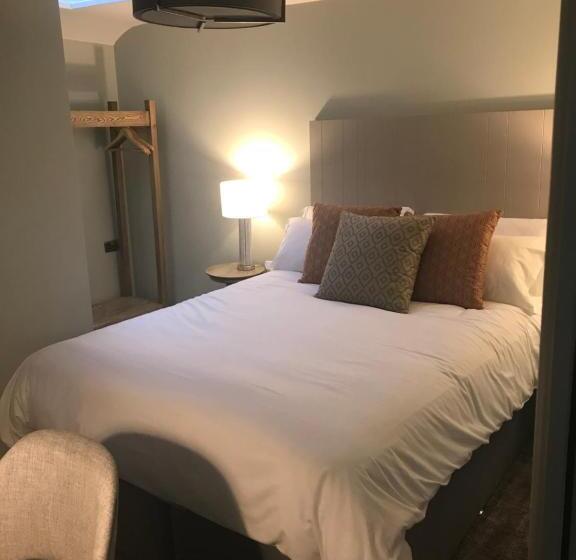 בית מלון כפרי The Scotts Arms Village Inn