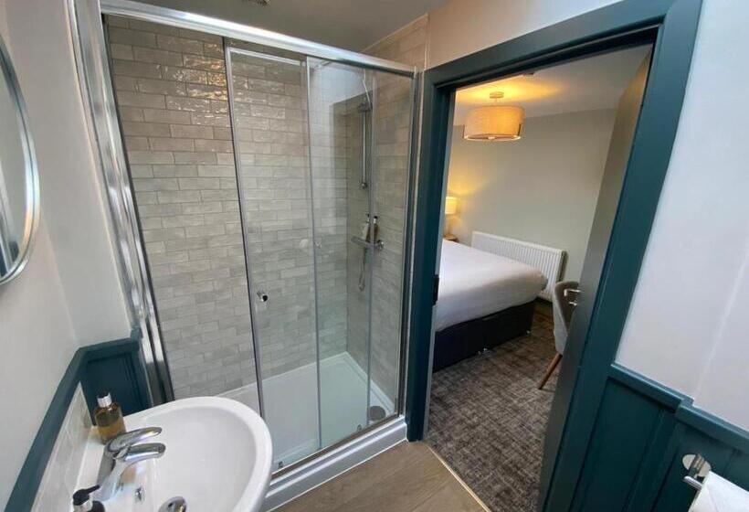 בית מלון כפרי The Scotts Arms Village Inn