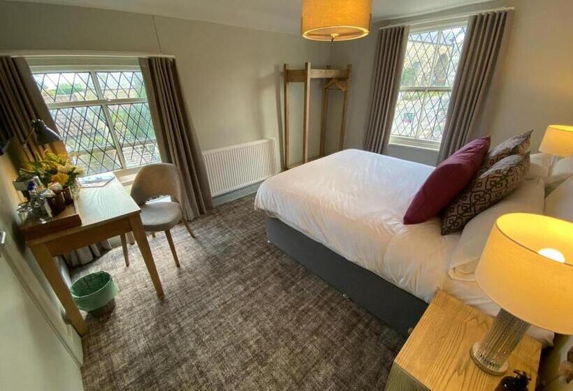 בית מלון כפרי The Scotts Arms Village Inn